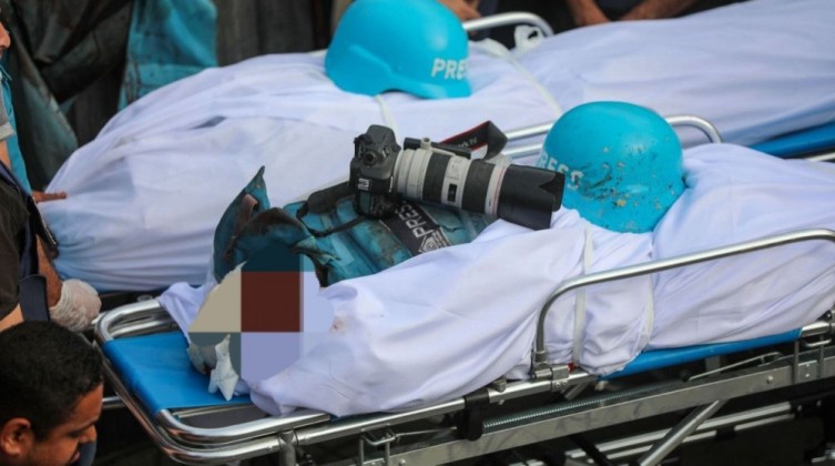 بالفيديو والصور: استشهاد 5 صحفيين في قصف الاحتلال لمركبتهم وسط قطاع غزة