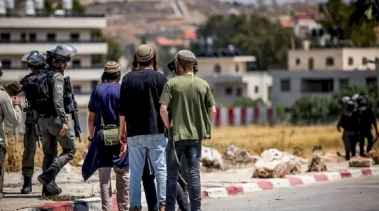 مستوطنون يعتدون على المواطنين شرق رام الله