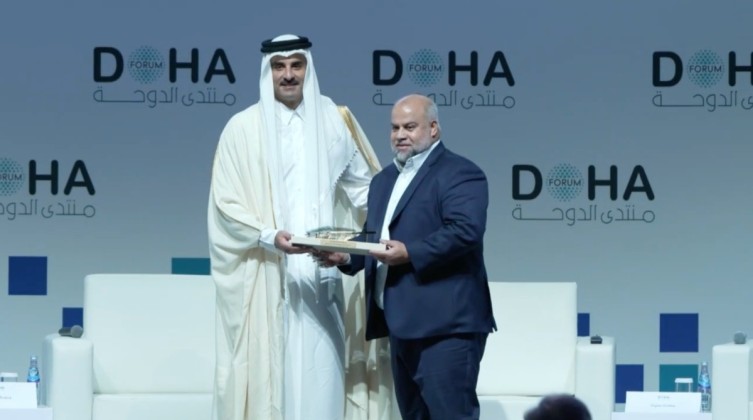 أمير قطر يكرم الصحفي وائل الدحدوح