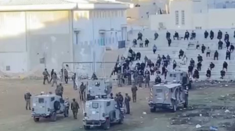الاحتلال يعتقل شابين من مخيم الفوار ويستجوب عشرات المواطنين