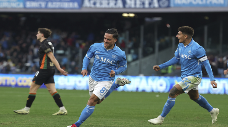 نابولي يلحق بأتالانتا في صدارة الدوري الإيطالي