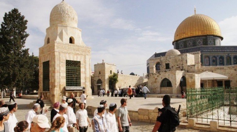 عشرات المستوطنين يقتحمون المسجد الأقصى