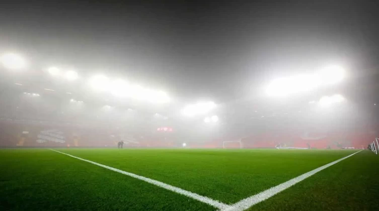 الثلوج تحاصر ملعب آنفيلد قبل مباراة ليفربول ومانشستر يونايتد