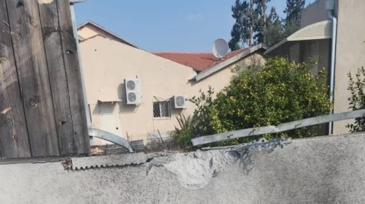 إصابة مباشرة لمبنى بـ"سديروت" بعد إطلاق صواريخ من غزة
