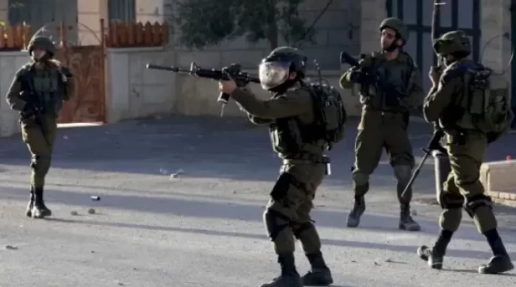 إصابتان برصاص الاحتلال في بلدة بيت عوا بالخليل