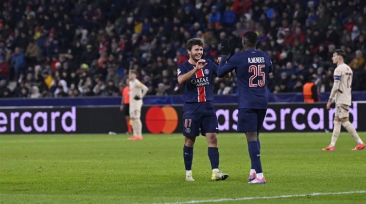 سان جيرمان يضع أسماء لاعبيه باللغة العربية في كأس السوبر الفرنسي