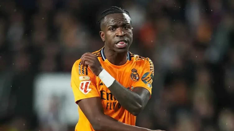 بالفيديو: فينيسيوس يرد على شتائم جماهير فالنسيا بإشارة مثيرة