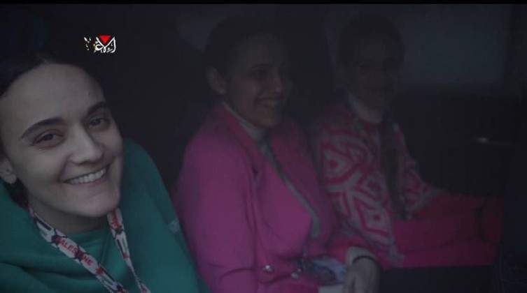 بالصور: ما سر الحقائب التي منحتها القسام للمختطفات الإسرائيليات في غزة؟