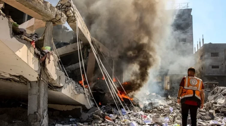 ليلة دامية في القطاع وآمال معلقة على المفاوضات