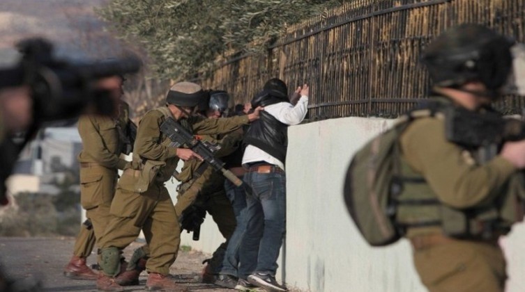 الاحتلال يعتقل 22 مواطنا من الضفة