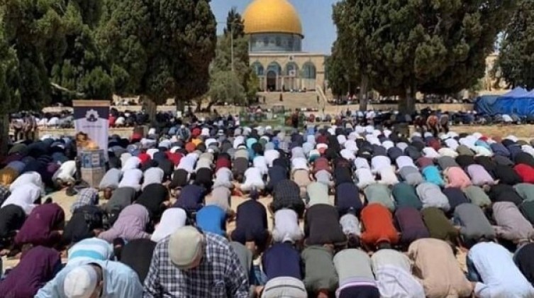 50 ألف مصل يؤدون صلاة الجمعة في المسجد الأقصى المبارك
