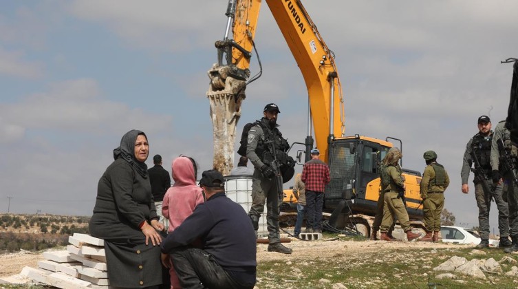 نابلس: الاحتلال يخطر 3 عائلات في قرية طانا بالتهجير القسري