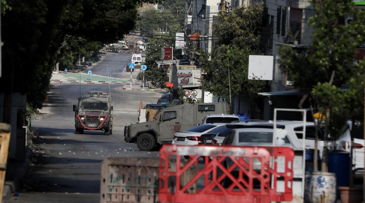 نابلس: الاحتلال يعتقل 5 مواطنين من بلدة طمون