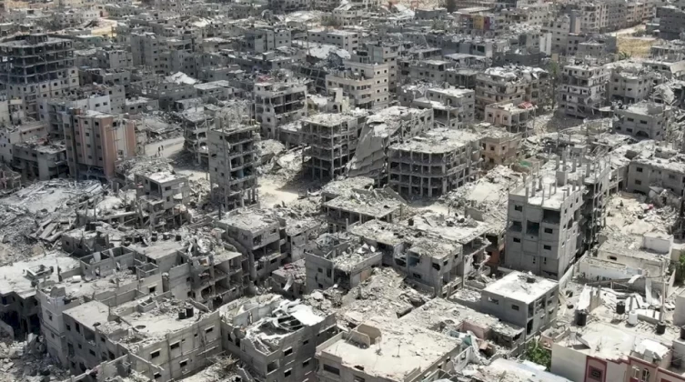 استشهاد طفلتين جراء سقوط جدار منزل تعرض لقصف سابقًا بغزة