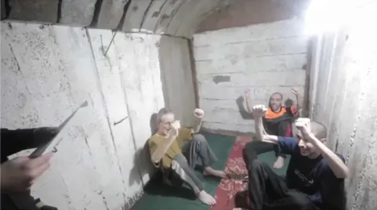 بالفيديو: القسام تكشف عن آخر لحظات الرهائن الثلاثة في غزة