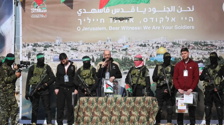 صحيفة عبرية تعلق على مشهد تسليم الرهائن الإسرائيليين الثلاثة