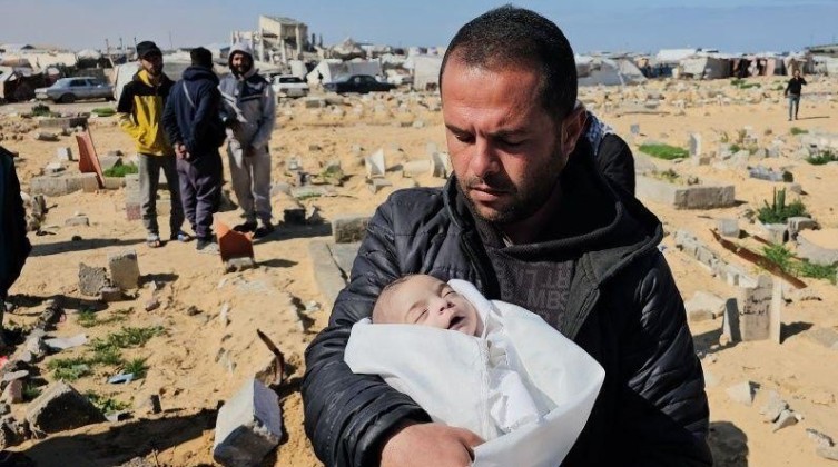 وفاة طفل حديث الولادة بسبب البرد في غزة