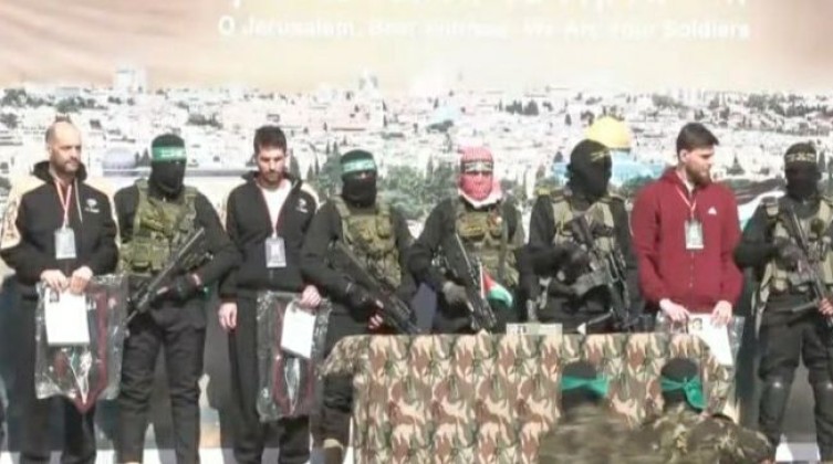 تسليم الرهائن الإسرائيليين الثلاثة إلى الصليب الأحمر في خان يونس