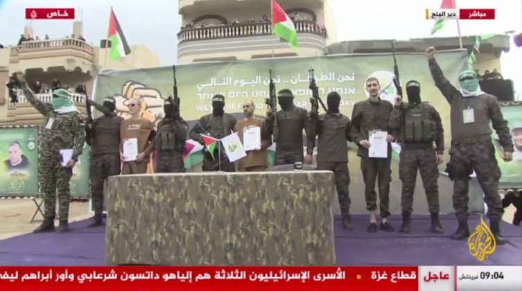 لماذا اختارت حماس دير البلح لتسليم الرهائن؟