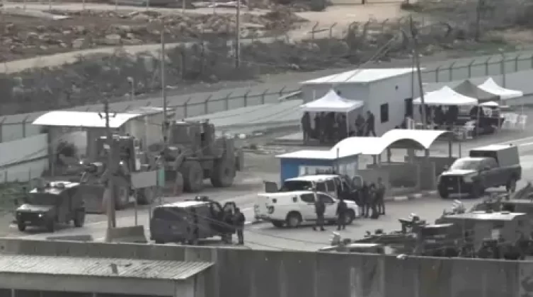 إسرائيل تبدأ في إطلاق سراح أسرى فلسطينيين من سجن عوفر