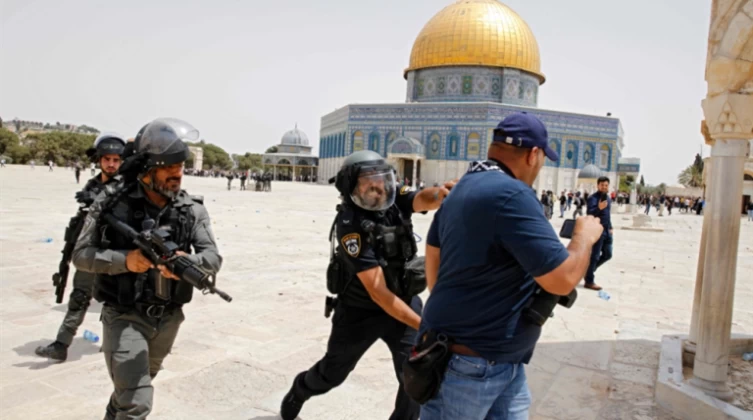 الاحتلال يبعد ثلاثة مواطنين عن القدس المحتلة