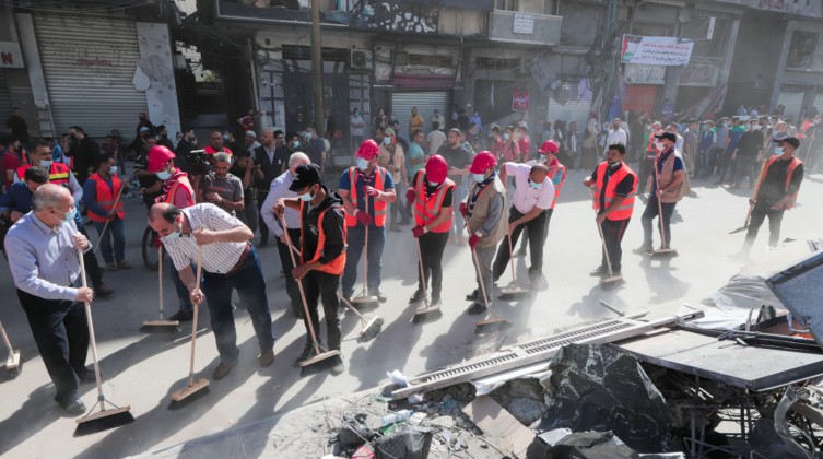 انطلاق مبادرة لتنظيف شوارع غزة وإعادة الحياة إلى المدينة