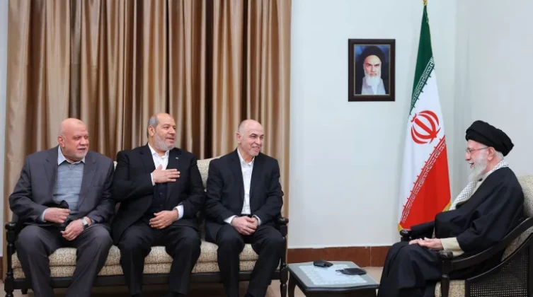 المرشد الإيراني يلتقي قادة حماس في طهران.