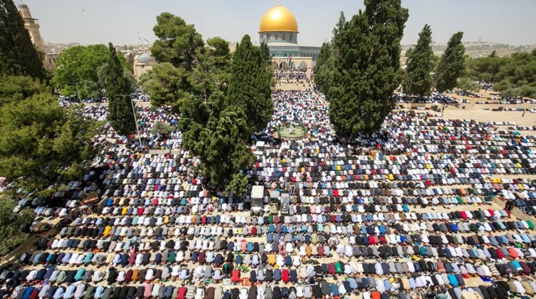 بالصور: 80 ألف مصلّ أدوا صلاة الجمعة الثالثة من شهر رمضان في الأقصى