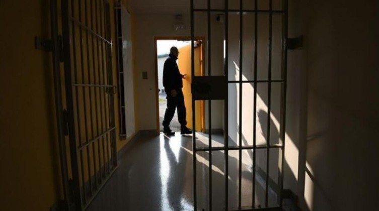 أسرى "عوفر" يواجهون أوضاعاً حياتية صعبة نتيجة سياسة إنتقامية قاسية