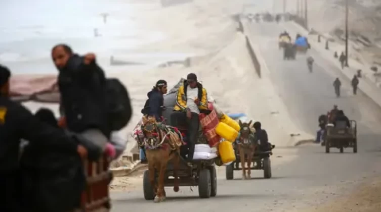 صحيفة إسرائيلية تكشف أعداد المغادرين طوعا من غزة