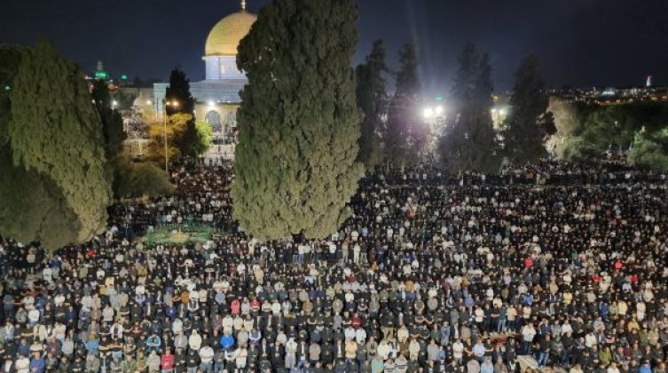 180 ألف يحيون ليلة القدر في المسجد الأقصى رغم قيود الاحتلال