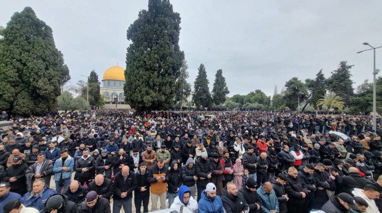 90 ألفا يؤدون الجمعة الأولى من رمضان في المسجد الأقصى
