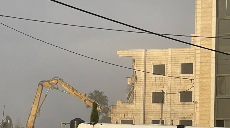الاحتلال يهدم معرضي مركبات شمال رام الله