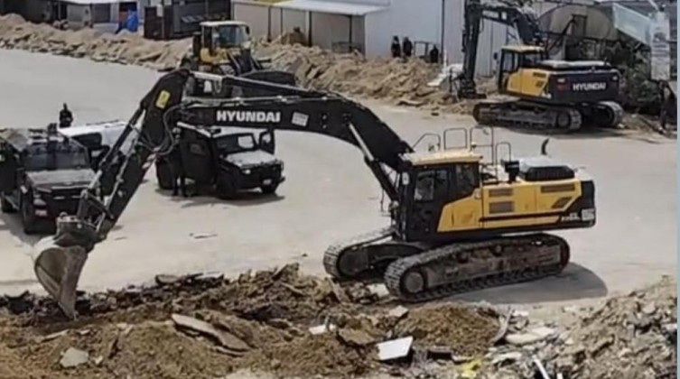 الاحتلال يدمّر ثلاثة محال تجارية ويجرف شارعاً في جنوب الخليل