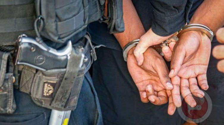 الاحتلال يعتقل ثلاثة مواطنين من بلدة بيت أمر