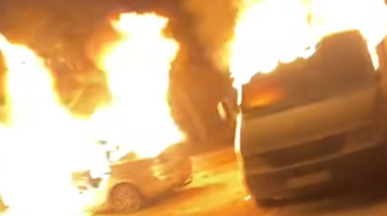 مستوطنون يحرقون مركبات فلسطينيين قرب رام الله