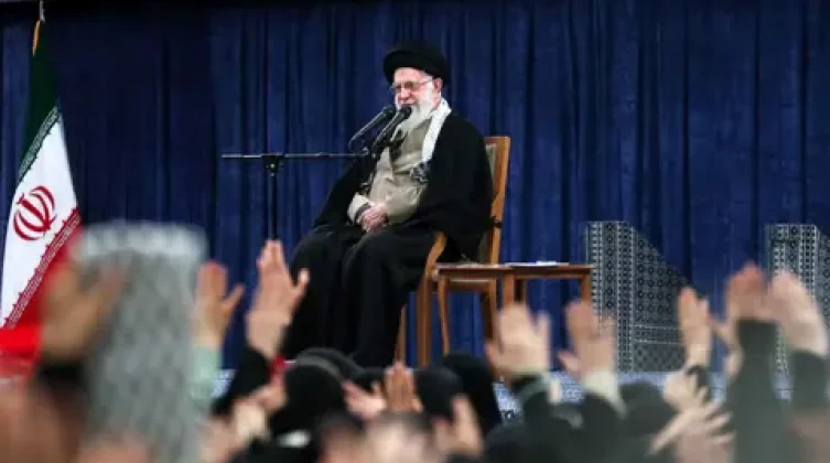خامنئي يوجه تهديدات جديدة لأمريكا ويعد بـ"ضربة قاسية"