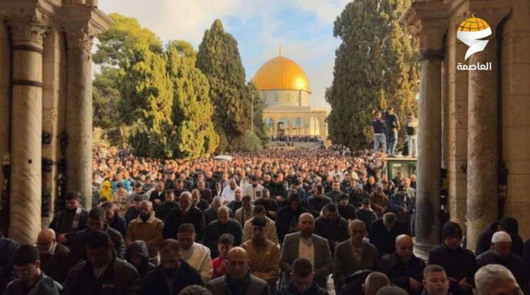 120 ألف مصل يؤدون صلاة العيد في المسجد الأقصى