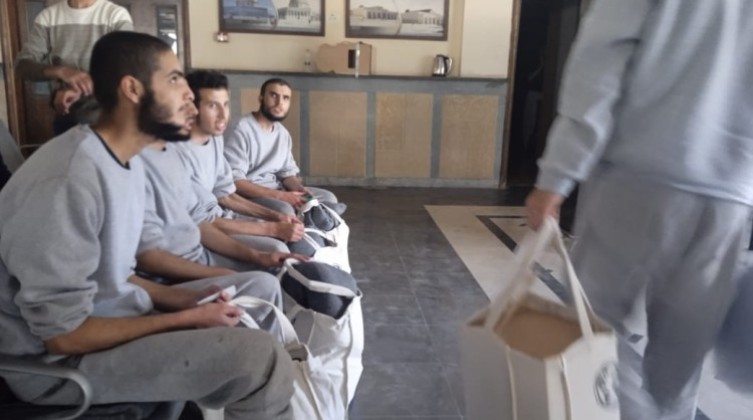 الاحتلال يفرج عن 10 أسرى من قطاع غزة