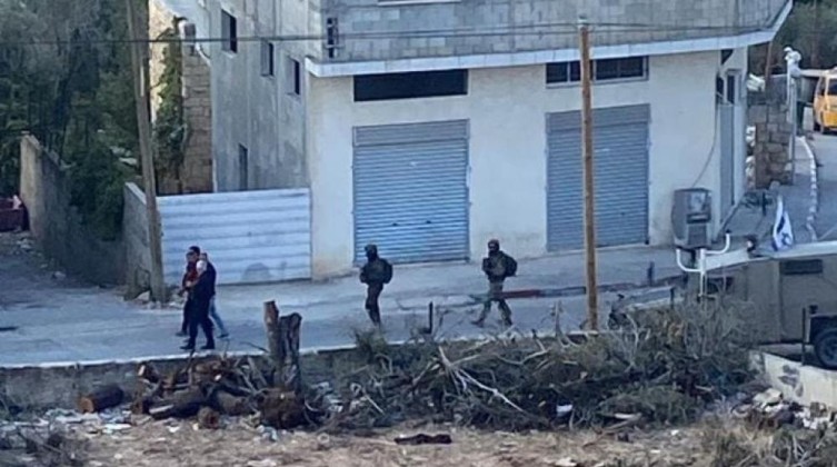 الاحتلال يعتقل 8 مواطنين من مناطق متفرقة بالضفة