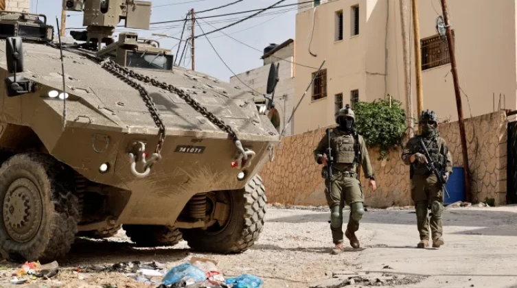 قوات الاحتلال تعتقل طفلين وشابا في الخليل