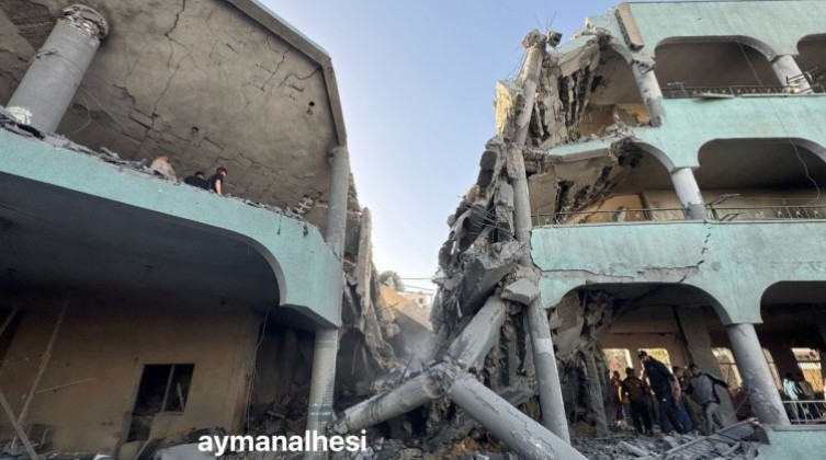 بالفيديو: مجزرة جديدة: شهداء وجرحى جراء قصف الاحتلال مدرسة تؤوي نازحين شرق غزة