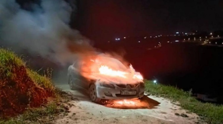 مستوطنون يعتدون على مواطن ويحرقون مركبته شمال سلفيت