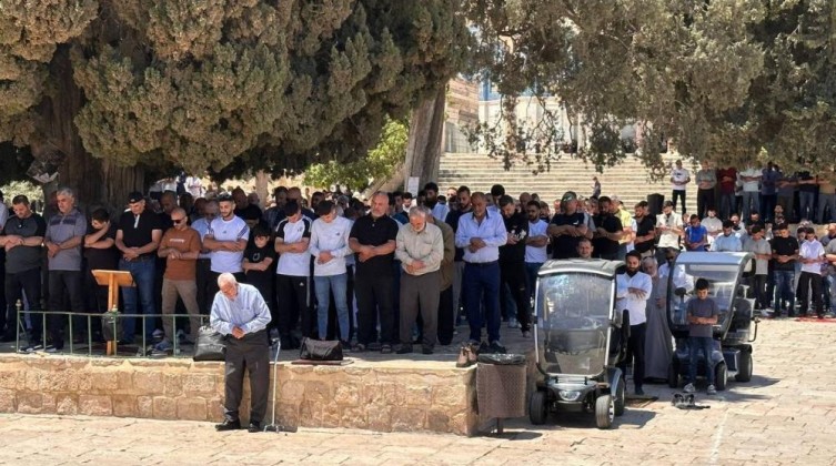 40 ألفًا يؤدون صلاة الجمعة في المسجد الأقصى