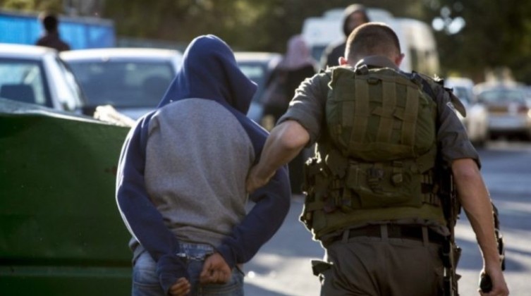 قوات الاحتلال تعتقل مواطنين من الخليل ونابلس