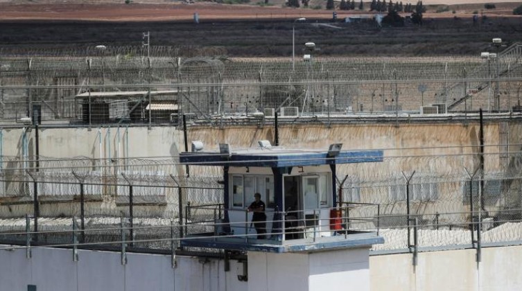 3 أسرى يعانون أوضاعا صحية حرجة في "جلبوع"