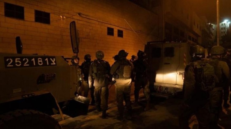 الاحتلال يعتقل عددا من المواطنين في مناطق متفرقة بالضفة