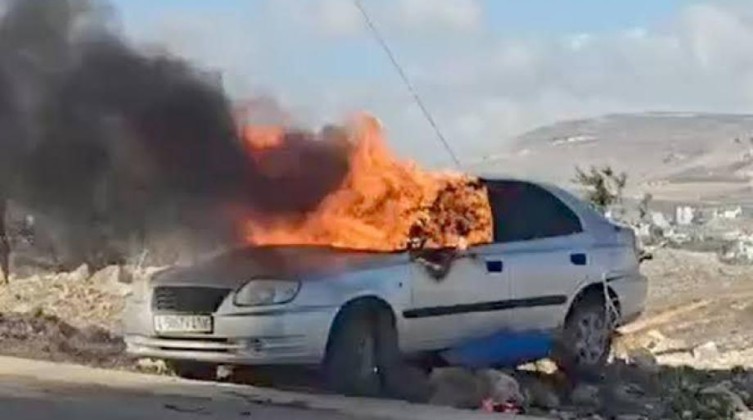 مستوطنون يحرقون مركبة شمال غرب نابلس