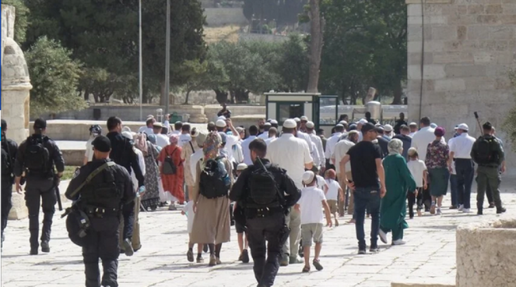 عشرات المستوطنين يقتحمون المسجد الأقصى