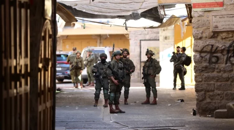 الاحتلال يعتقل 8 مواطنين خلال مداهمات في الضفة